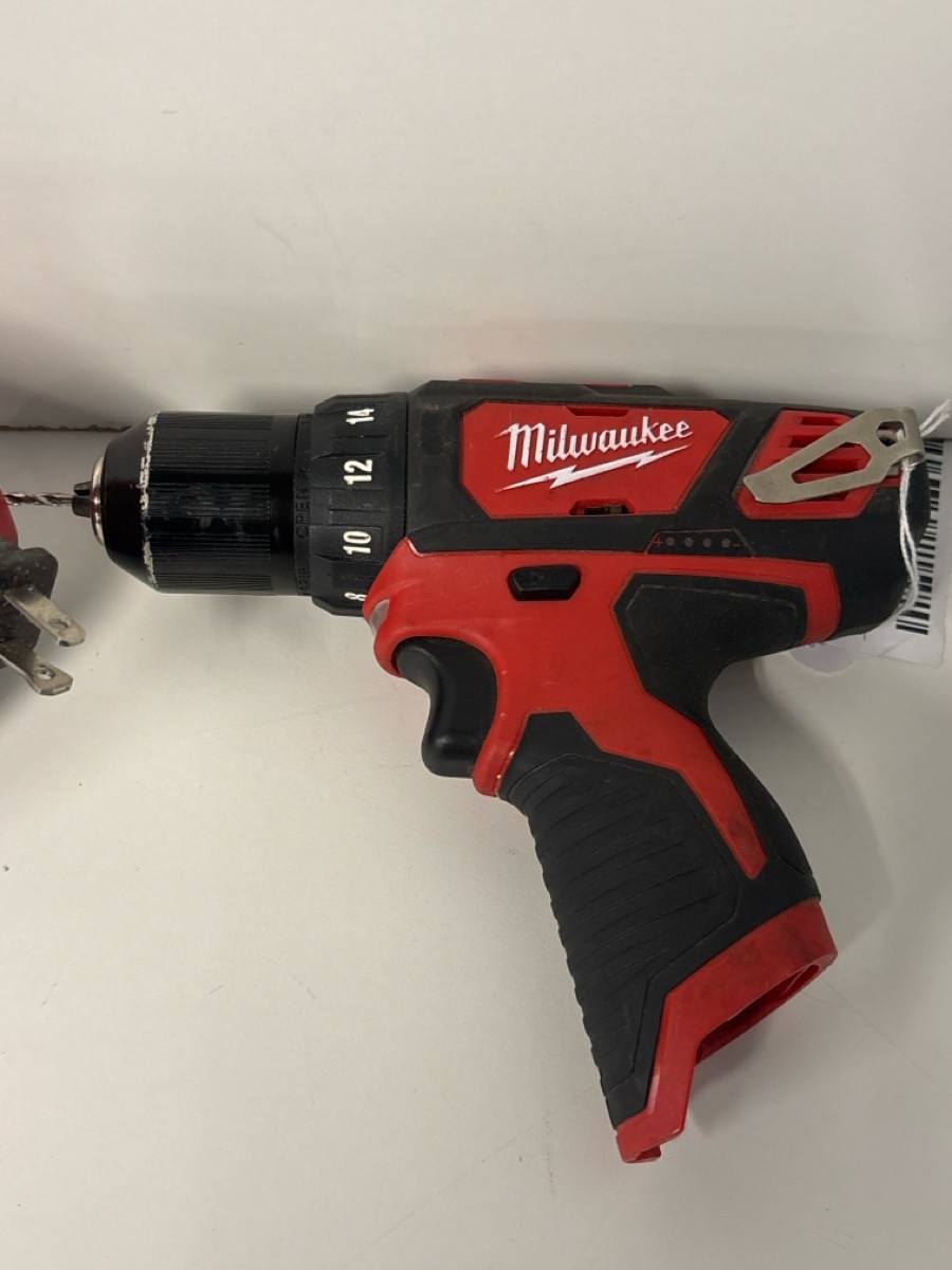MILWAUKEE CORDLESS DRILL (P18026589)