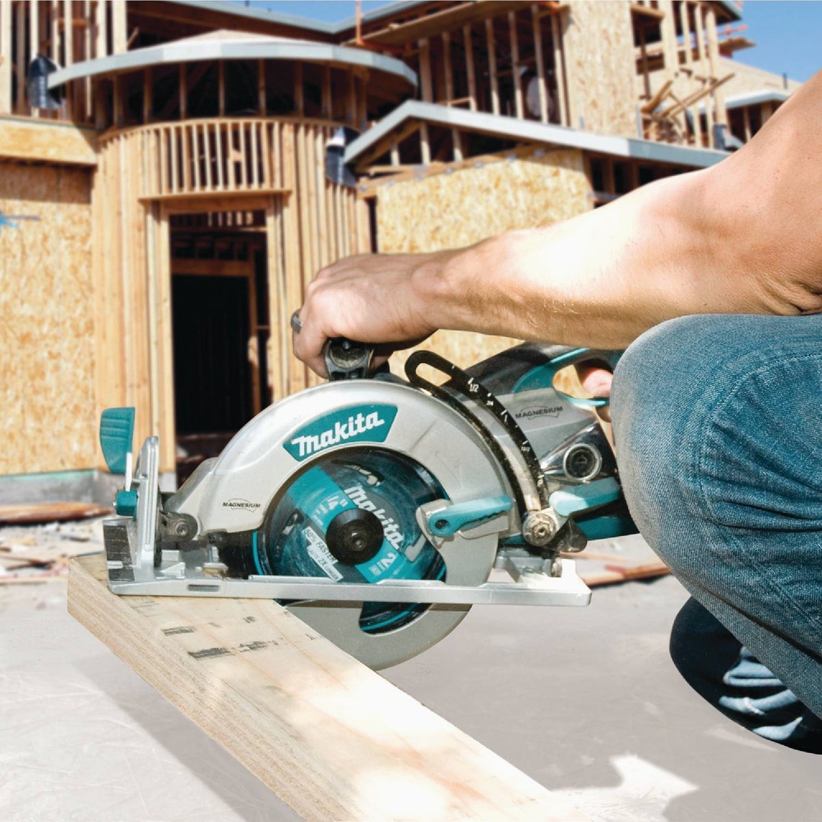 Makita 7-1/4 In. 15-Amp Magnesium Worm Drive Circular Saw 5377MG Makita 5377MG