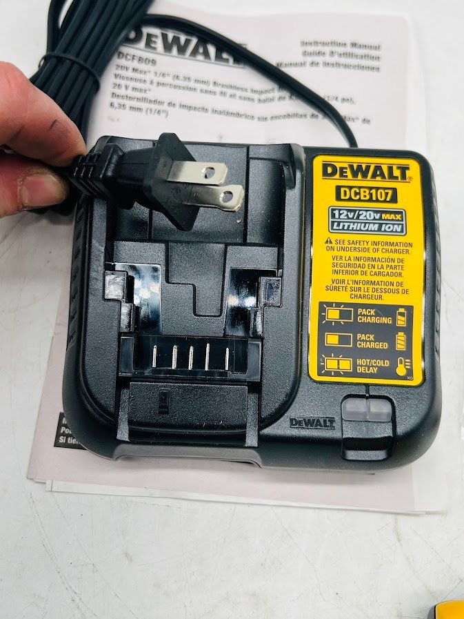 DEWALT Brushless Cordless Compact 1/4 in. Impact Driver Kit DCF809D1