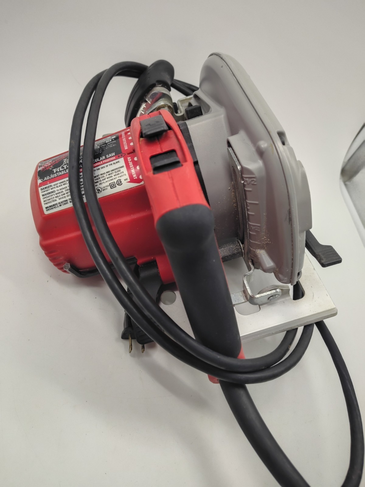 Milwaukee 6390-20 7-1/4&Prime; Tilt-Lok Circular Saw w/ Case, Guide & 7 Blades 15 Amp