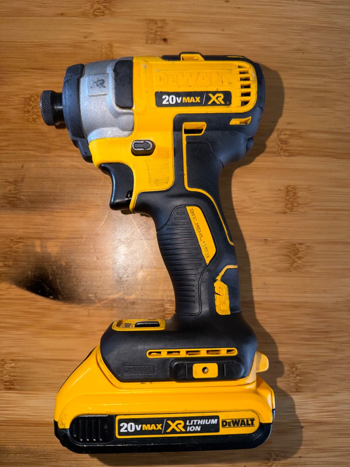 DEWALT DCF809B 20V Brushless Impact Driver 1 Battery & Charger