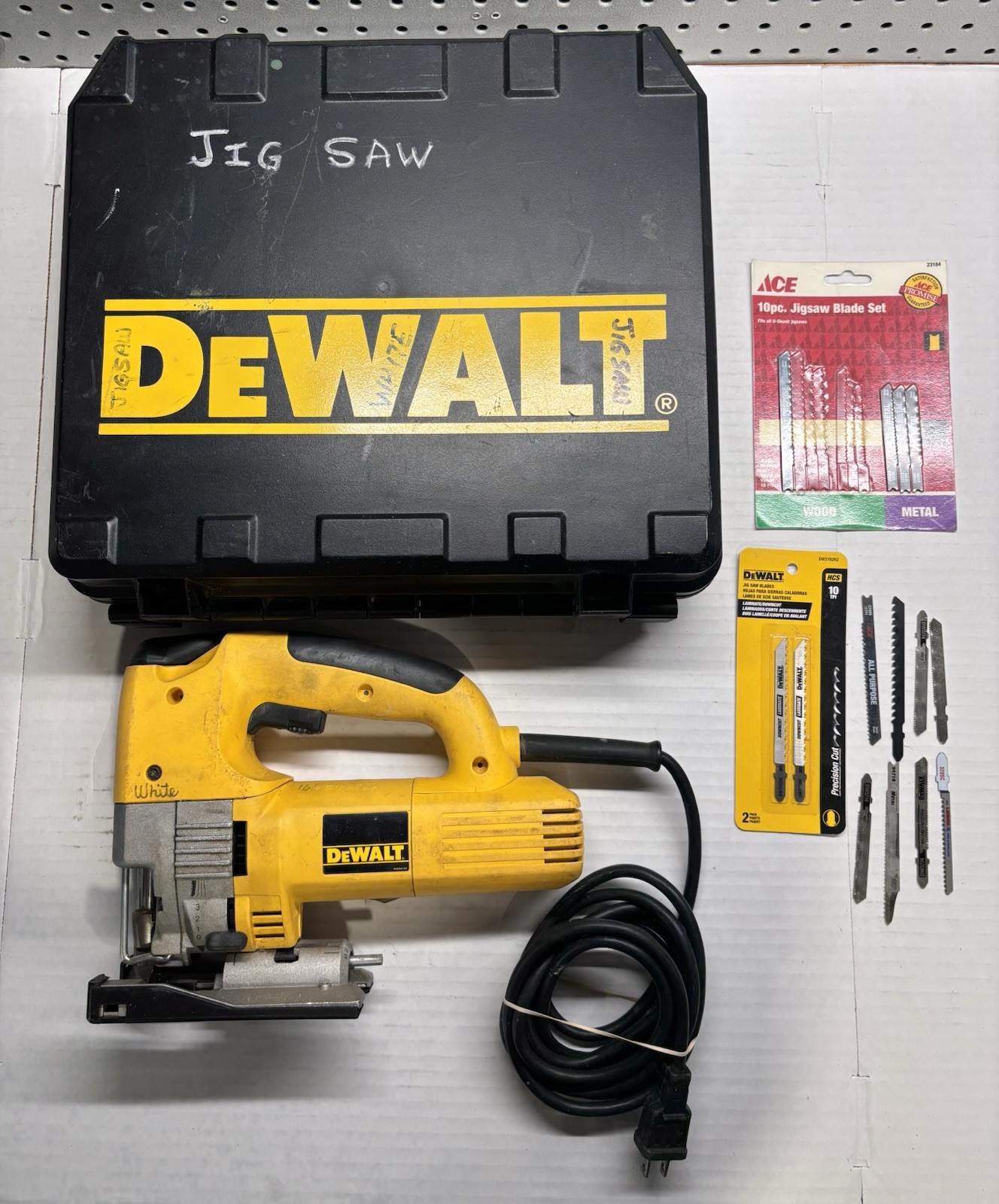 Very nice & clean DeWalt DW321 Variable Speed Orbital Corded Jig Saw w/ Case
