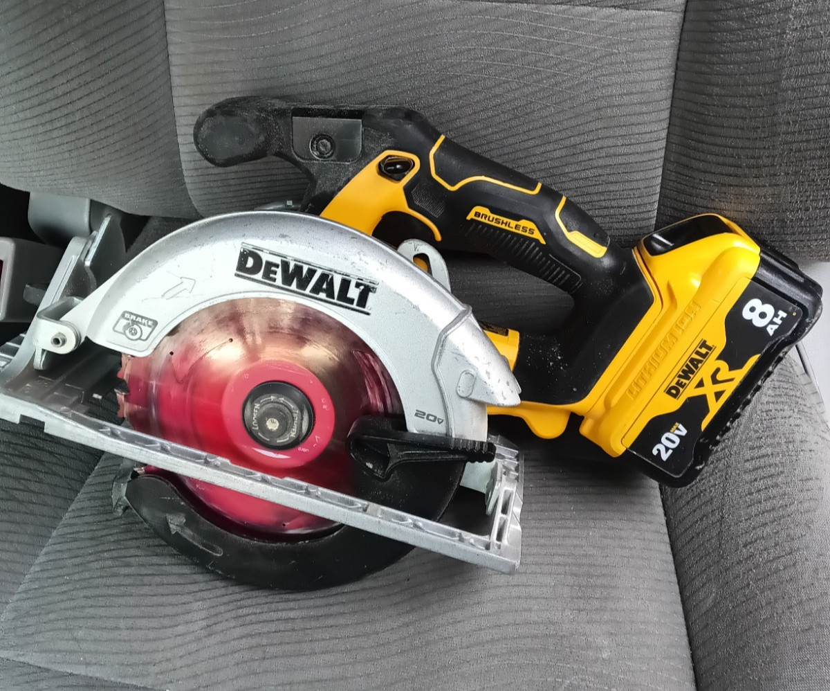 DEWALT DCS565 6 1/2 inch circular saw + 8 AH battery