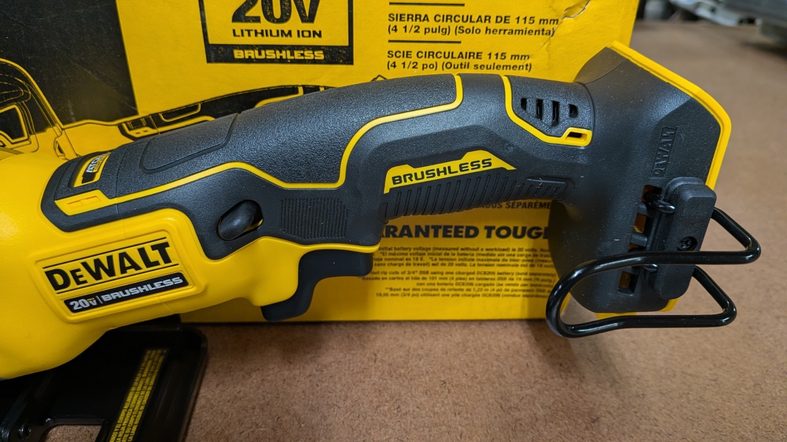 DeWalt Atomic 20V MAX 4 1/2 in Circular Saw Brushless Tool Only ModelDCS571B nob
